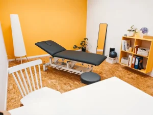Box individuel pour pratiquer la kinésithérapie. Dans la pièce, il y a un bureau, une table de massage.
