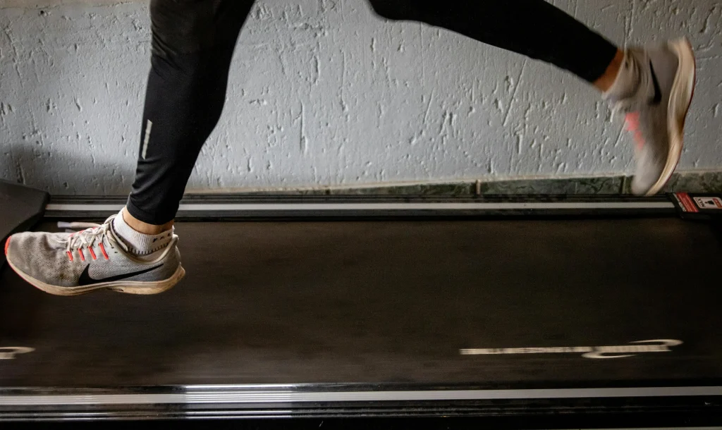 analyse-course-sur-tapis-supination Une personne court sur un tapis, elle présente une forte supination du pied.