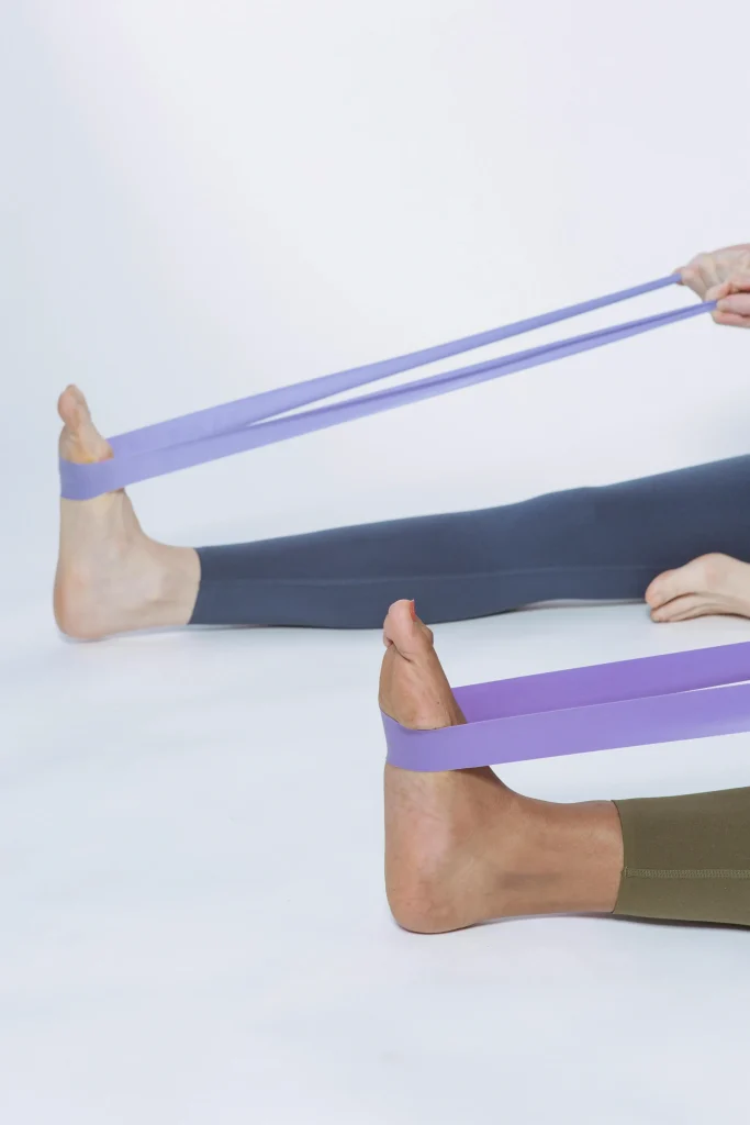 exercice-pieds-elastique Deux femmes exécutent des exercices de renforcement du pied avec un élastique