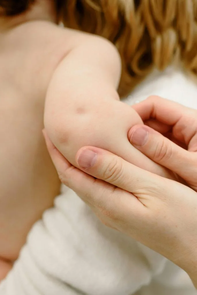 osteopathie-nourrisson manipulation d'ostéopathie sur le bras d'un nourrisson