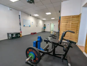 Appareil de musculation de leg extension sur le plateau technique du cabinet.