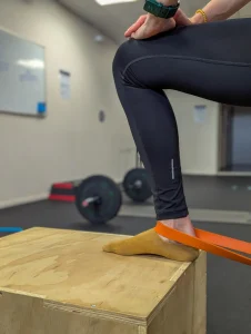 Un exercice de pied sur une Box a lieu sur le plateau technique du cabinet.