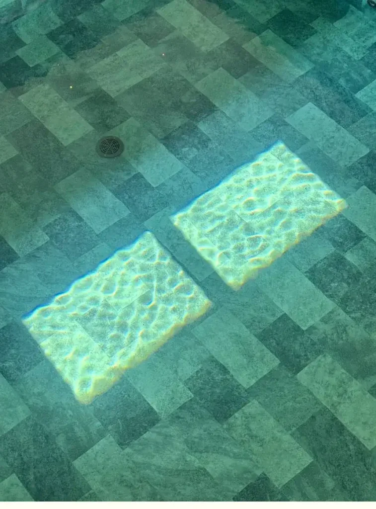 Espace Sport & santé Aquatik - Reflets dans la piscine