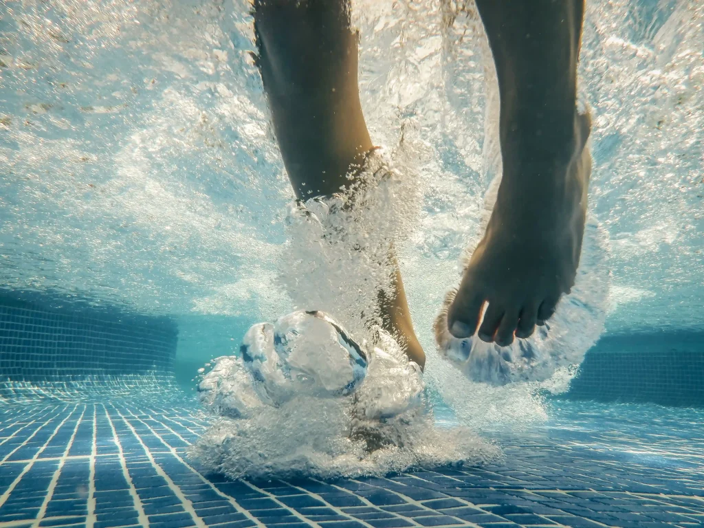 Marche aquatique lors d'une séance de rééducation en balnéothérapie